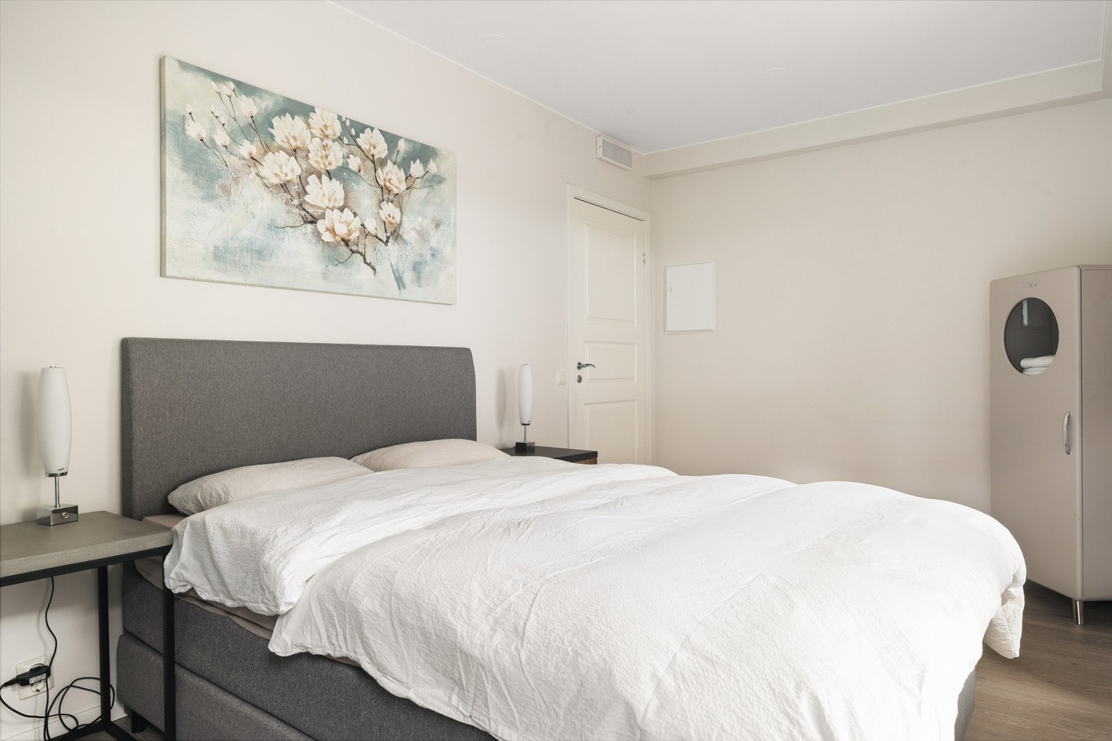 Her er det god plass til dobbeltseng, garderobe og tilhørende møblement. Galleribilde