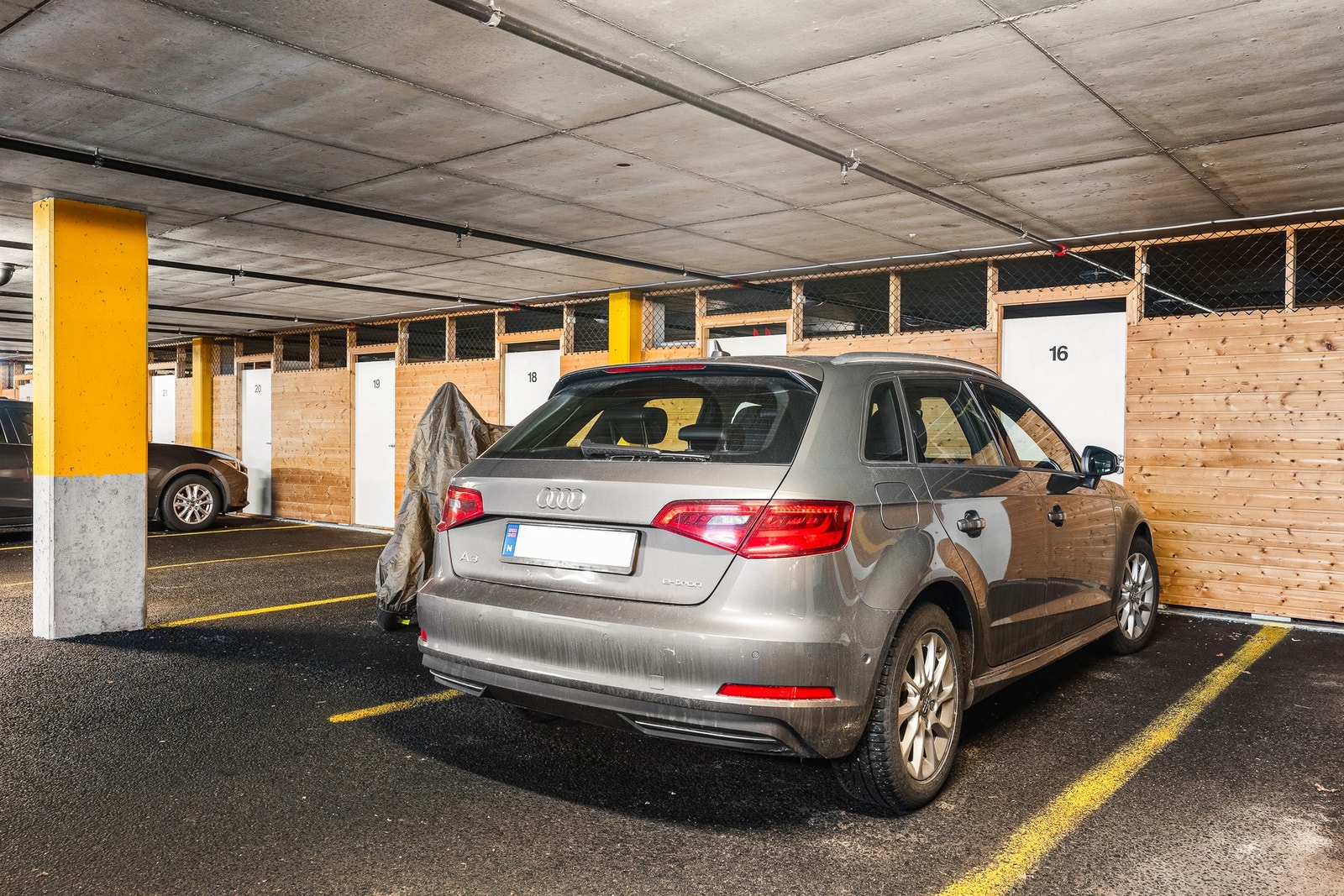 Fast garasjeplass i felles garasjeanlegg. Galleribilde