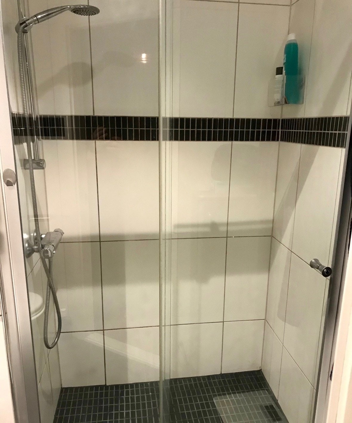 Bad med dusj med god plass Galleribilde