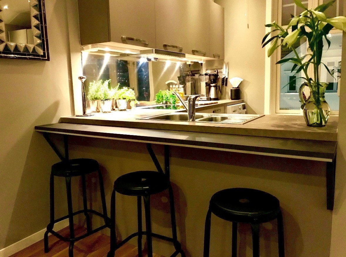 Romslig kjøkken med åpen løsning og god benk og skapplass Galleribilde