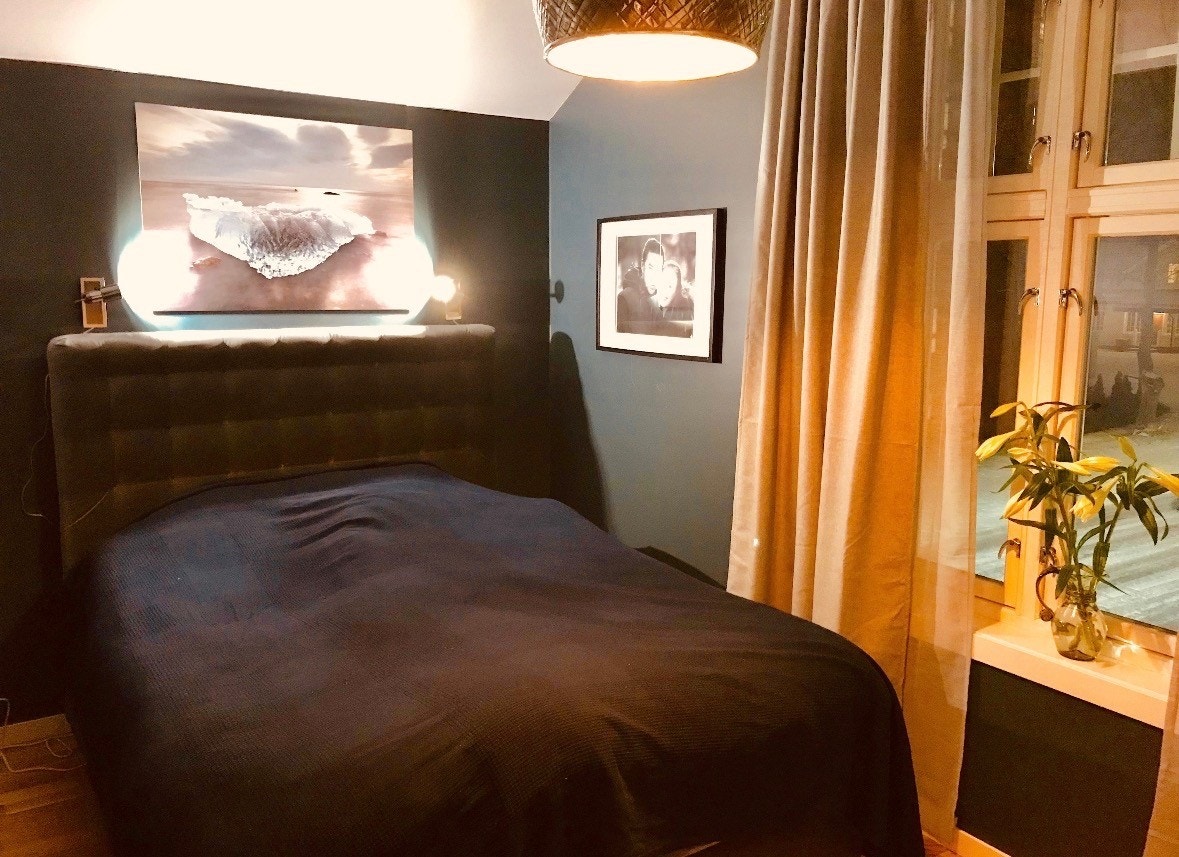 Hovedsoverom med plass til stor seng Galleribilde