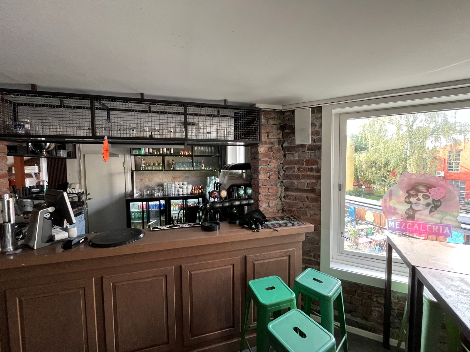 Baren i 2.etasje med utsikt over uteserveringen Galleribilde