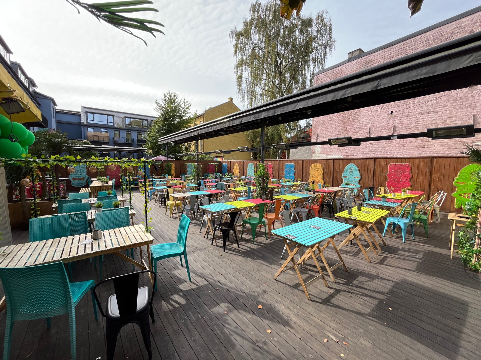 Plass til over 200 personer med markiser og varmelamper. Galleribilde