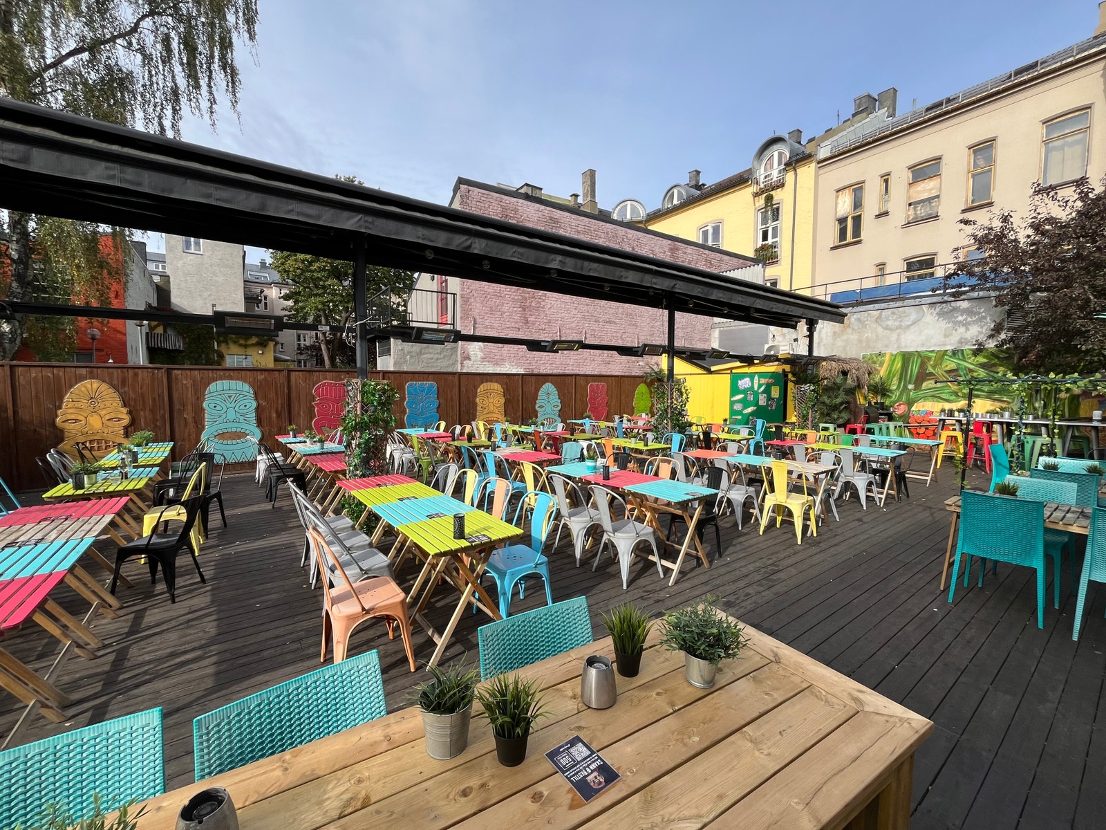 Stor uteservering i bakgården - rett ved Olaf Ryes Plass Galleribilde