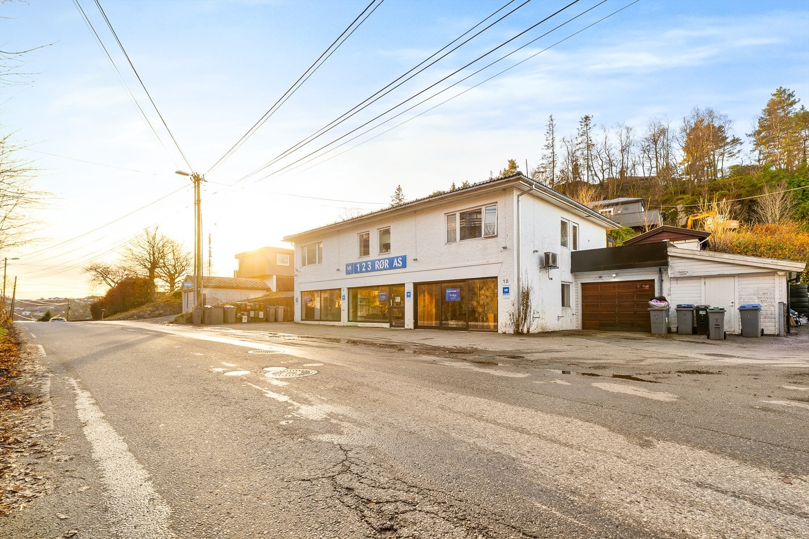 Bygget består av 2 godkjente leiligheter og næringsareal på gateplan