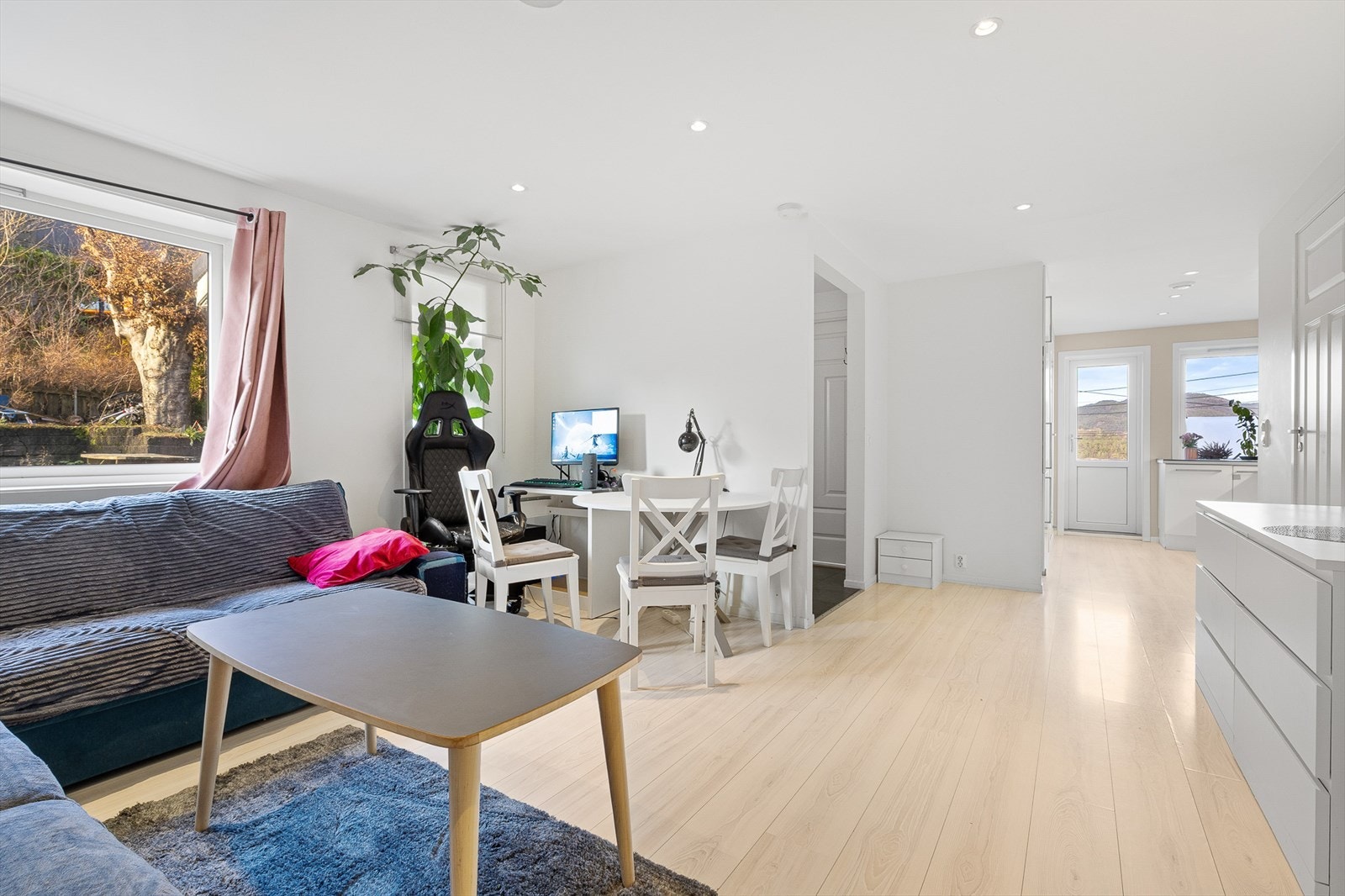 Leiligheten holder jevnt over god standard på inventar, overflater og utstyr