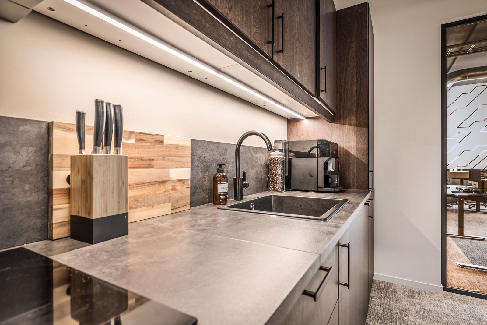 Eget kjøkken på kontoret. Galleribilde