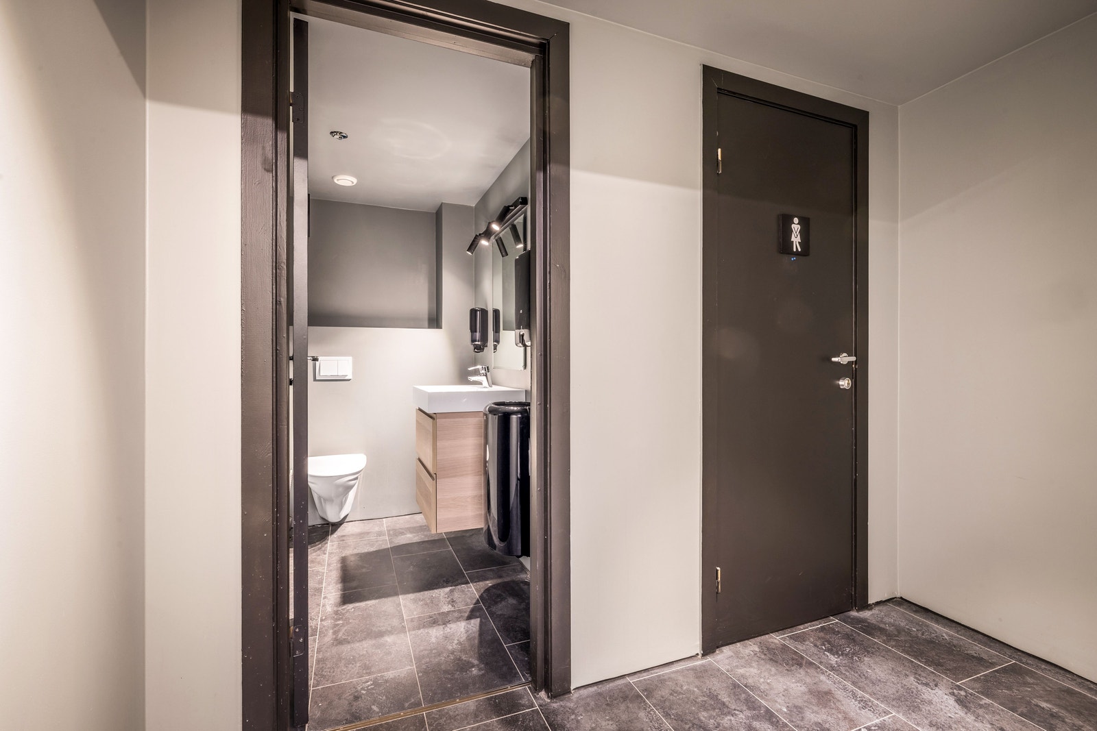 Felles toalett. Galleribilde