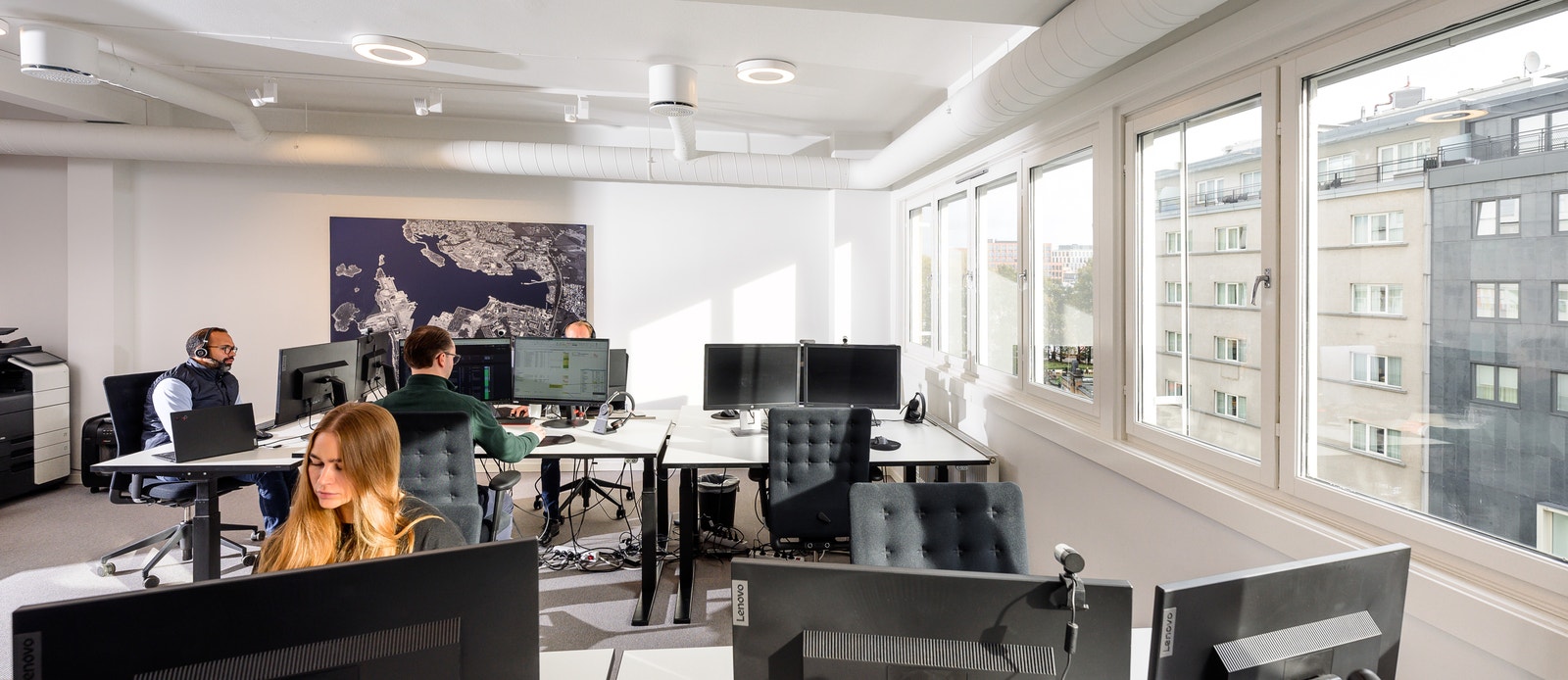 Illustrasjon åpent kontorlandskap. Illustrasjonsbilde Galleribilde