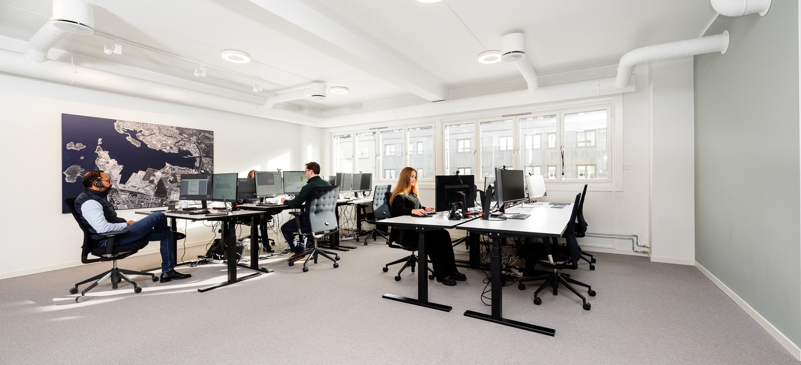 Gode muligheter for åpent lyst kontorlandskap i gjennomgående lokaler. Illustrasjonsbilde Galleribilde