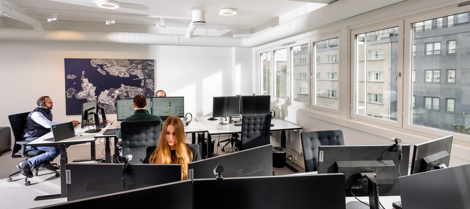 Illustrasjon åpent kontorlandskap. Illustrasjonsbilde Galleribilde