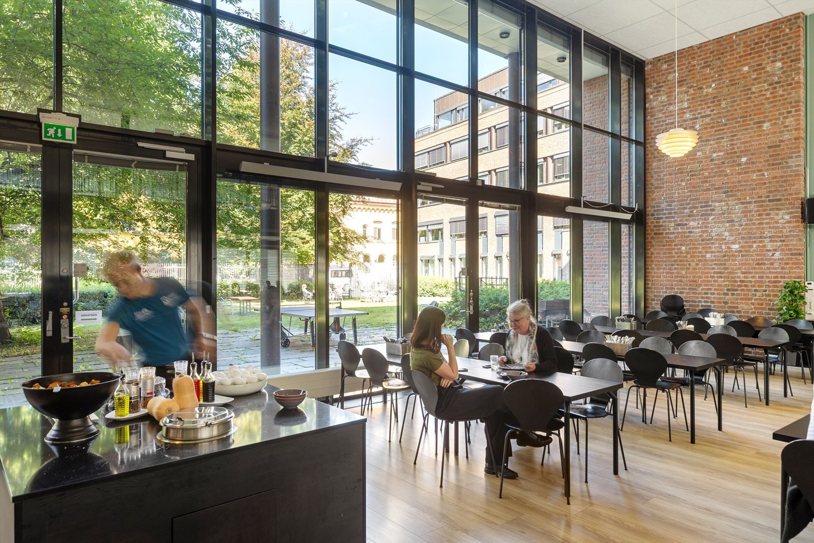 Utgang til bakgård såvel som til stor hage fra kantinen Galleribilde