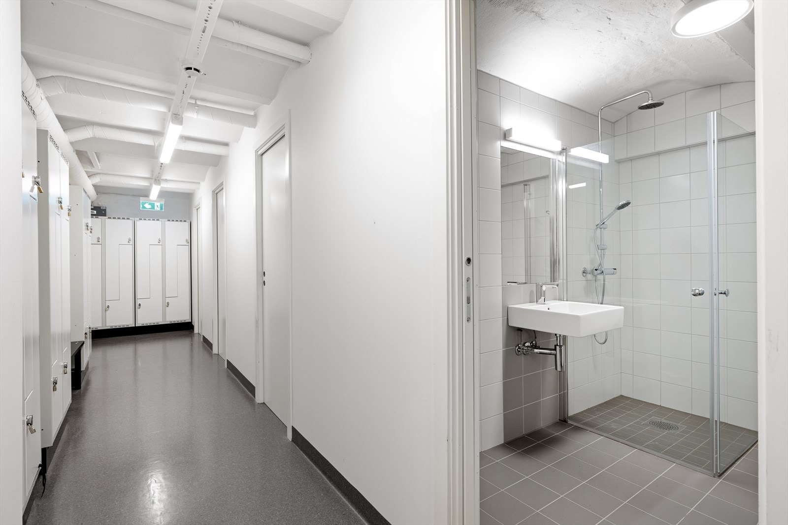 Dusj- og garderobeanlegg i underetasjen Galleribilde