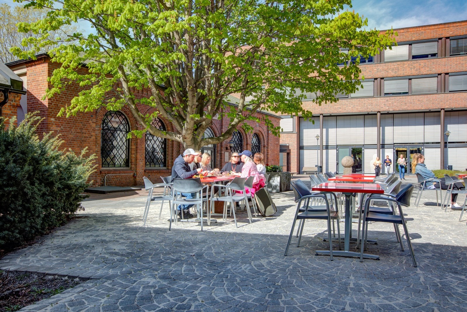 Kantinen flytter ut i bakgården i sommerhalvåret Galleribilde