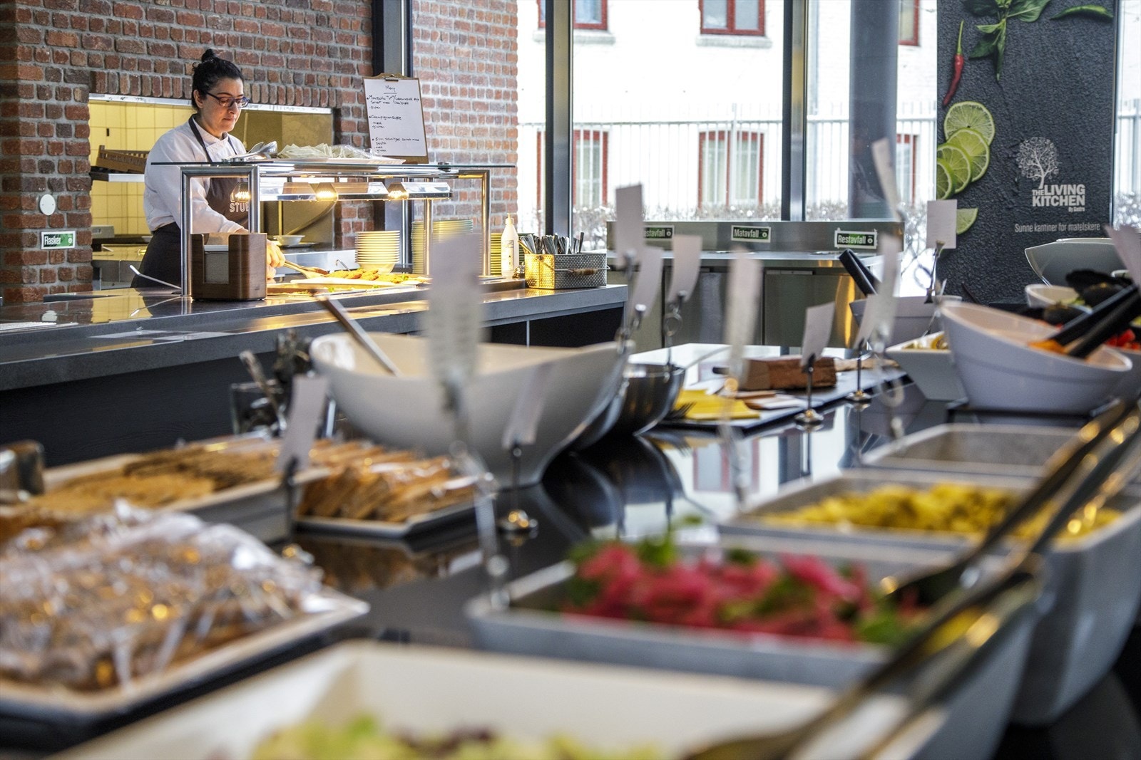 Varmmat, salater og brødskiver Galleribilde