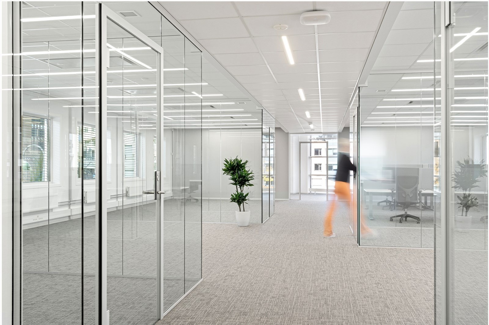 Åpent landskap og celle-/teamskontor med glassvegger Galleribilde