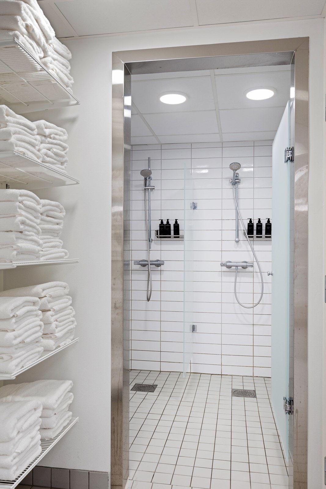 Dusj og garderobe med håndkleservice Galleribilde