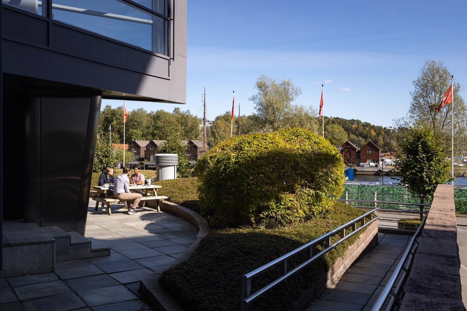 Beliggende ved sjøkanten Galleribilde