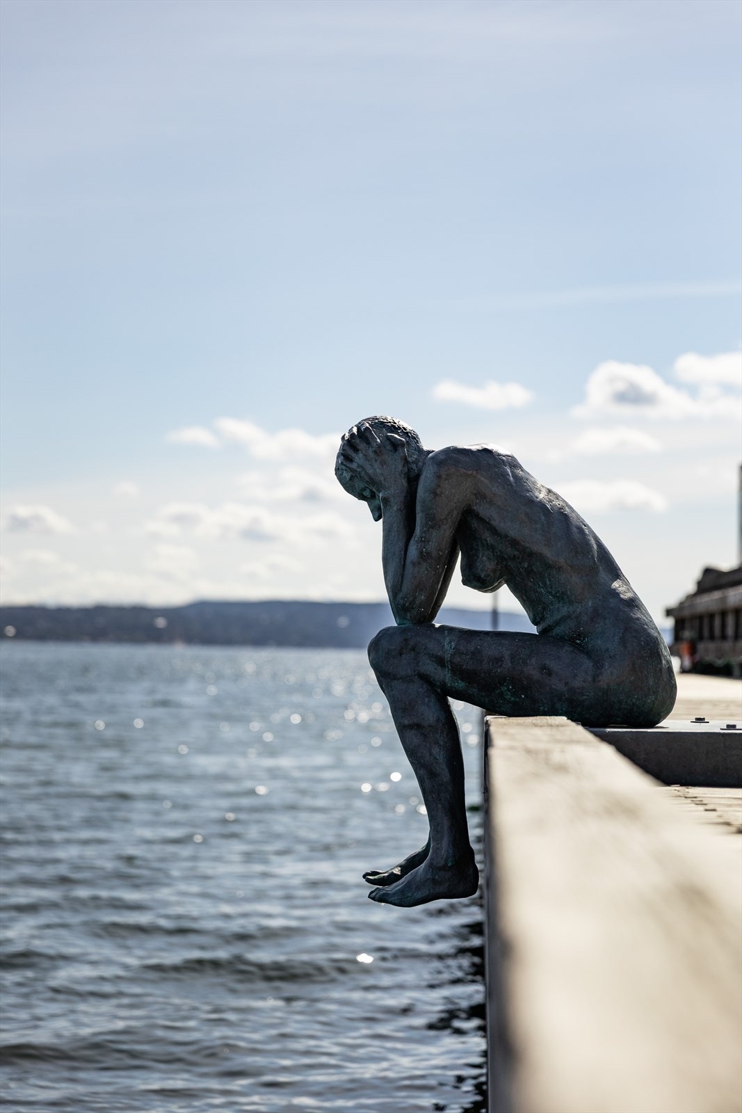 Skulptur ved sjøkanten Galleribilde
