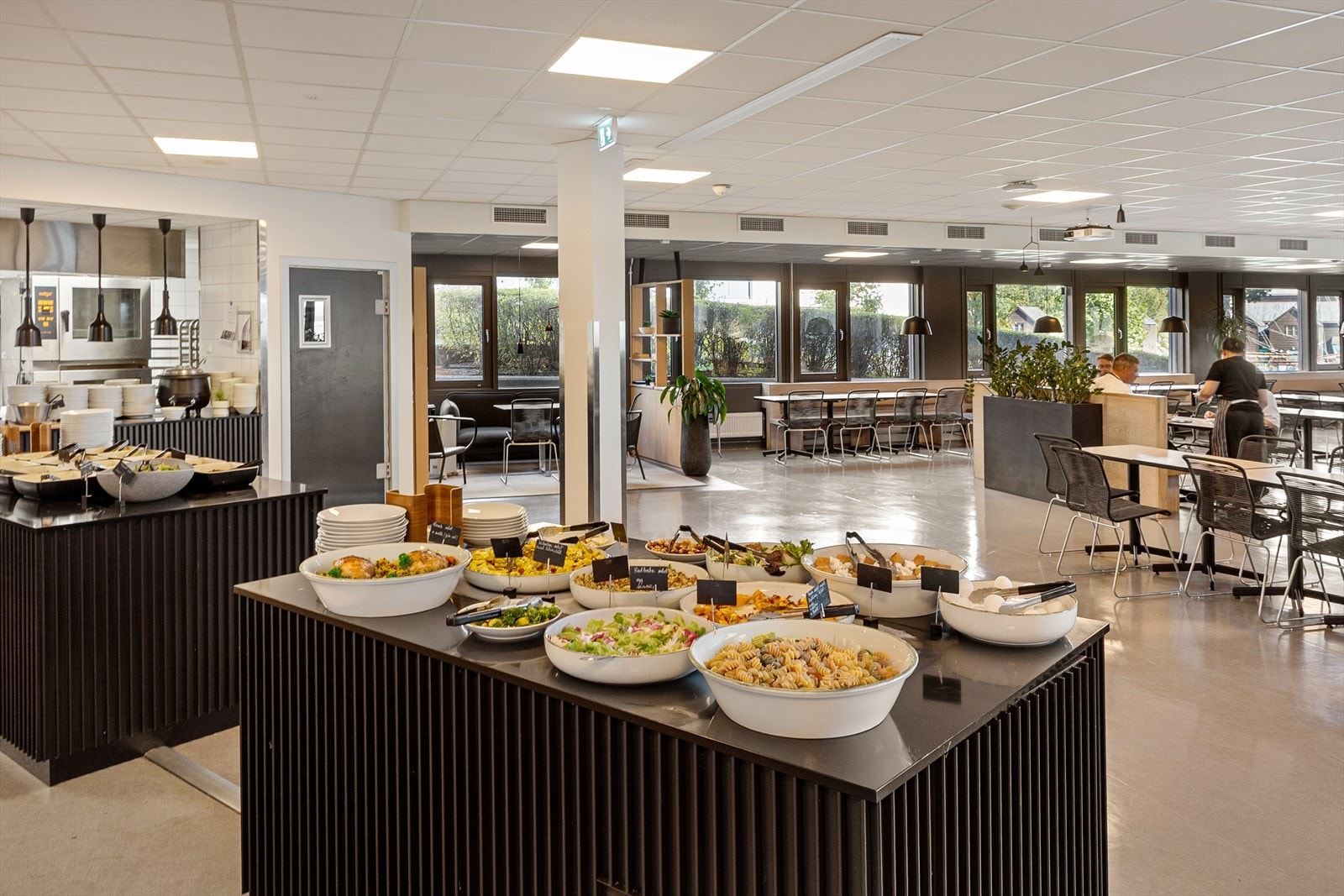 Personalrestaurant med kalde og varme retter, salater og brødmat Galleribilde