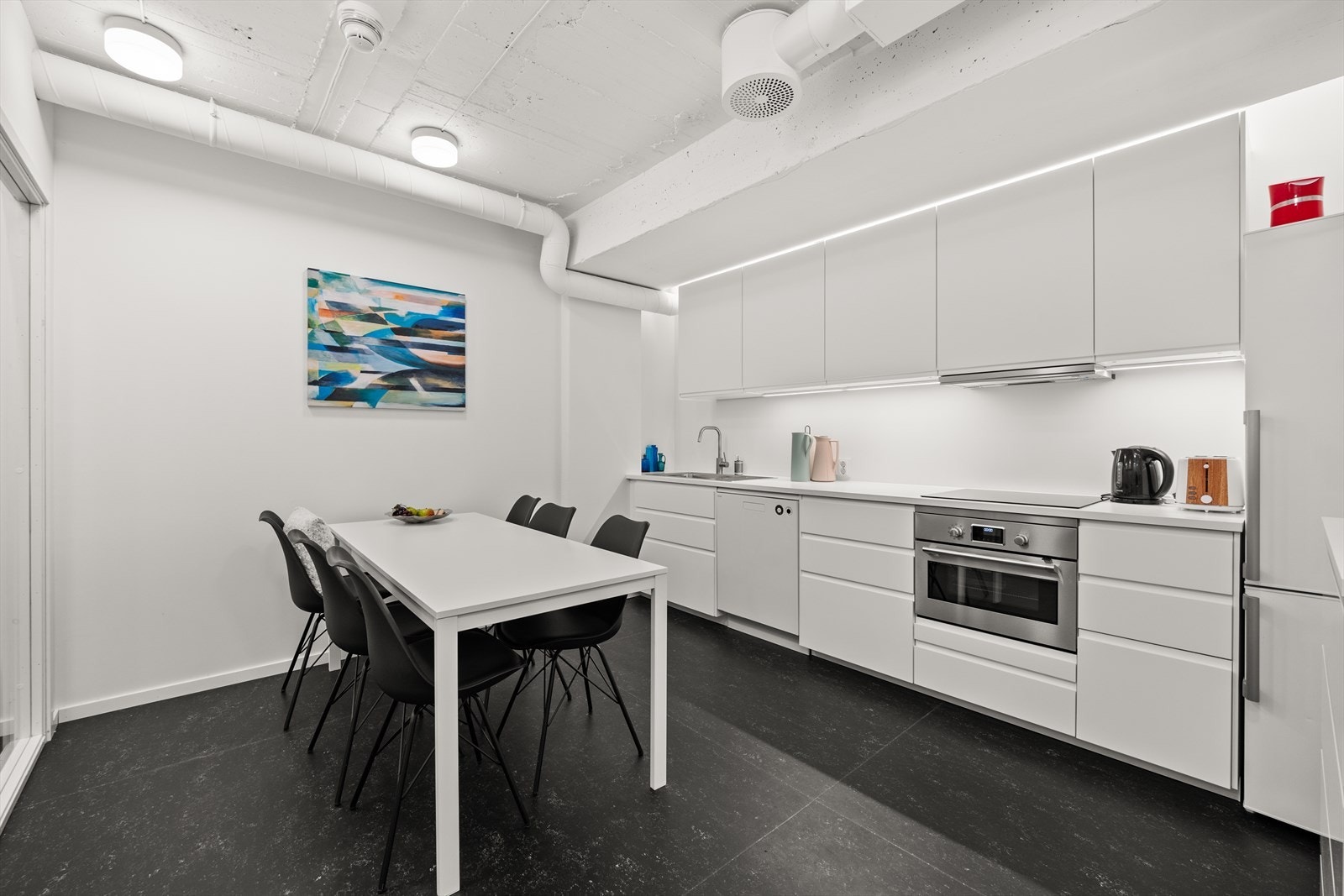 2.etg. Felles kjøkken og møterom for leietakerne på etasjen Galleribilde