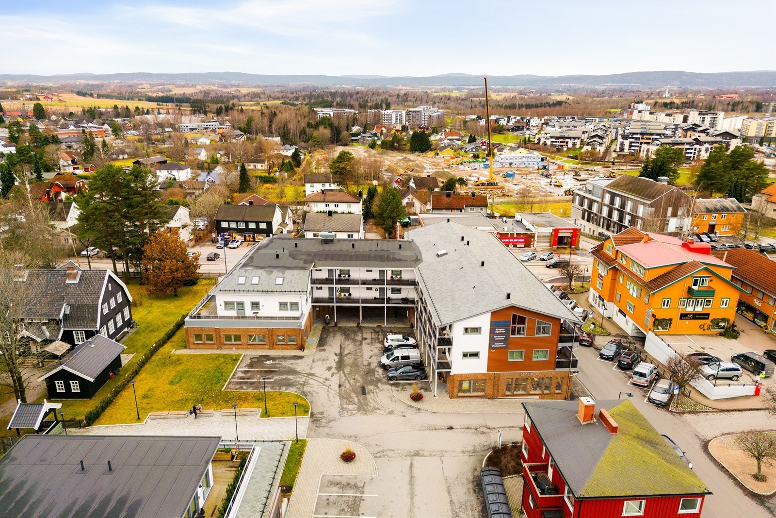 Parkering for kunder i bakgården - Det er også mulighet for parkering i gaten rett utenfor lokalet samt øvrige parkeringsplasser i sentrum. Galleribilde