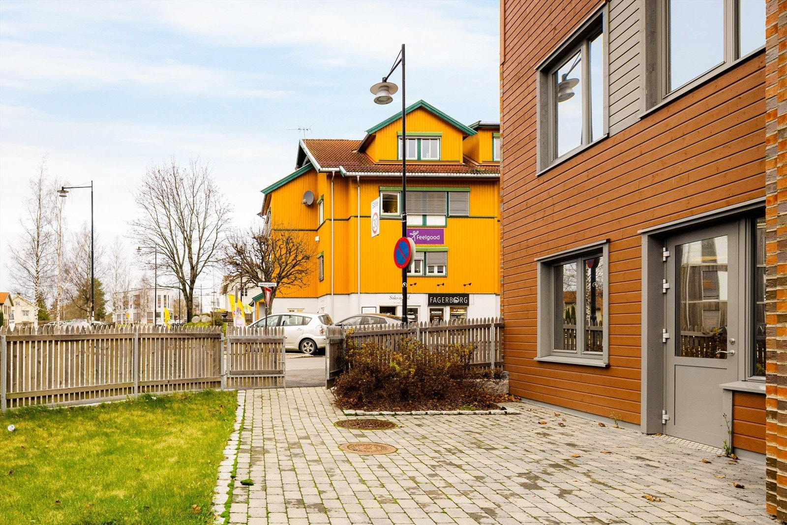 Representativt inngangsparti med heller og beplantning Galleribilde