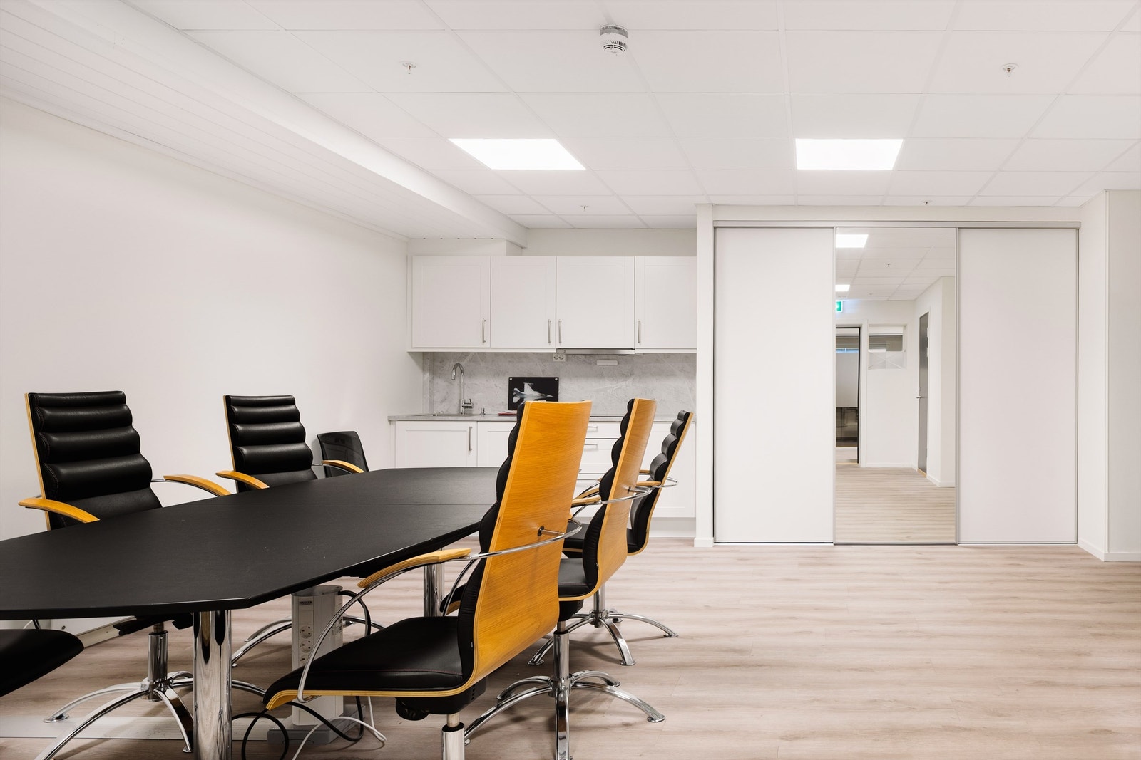 Stort møterom med kjøkken og garderobe Galleribilde