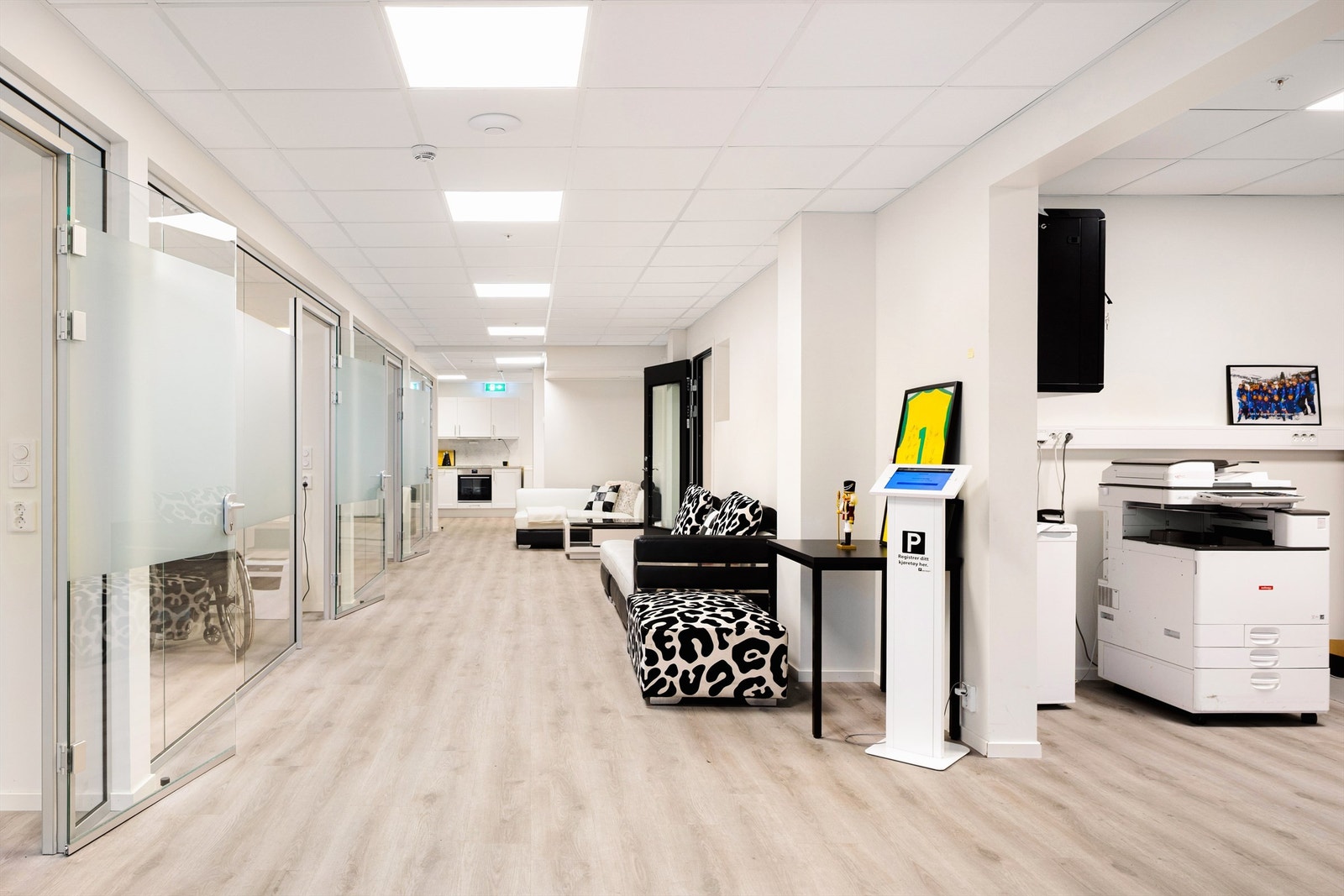 Lyst og moderne innredet kontorlokale Galleribilde