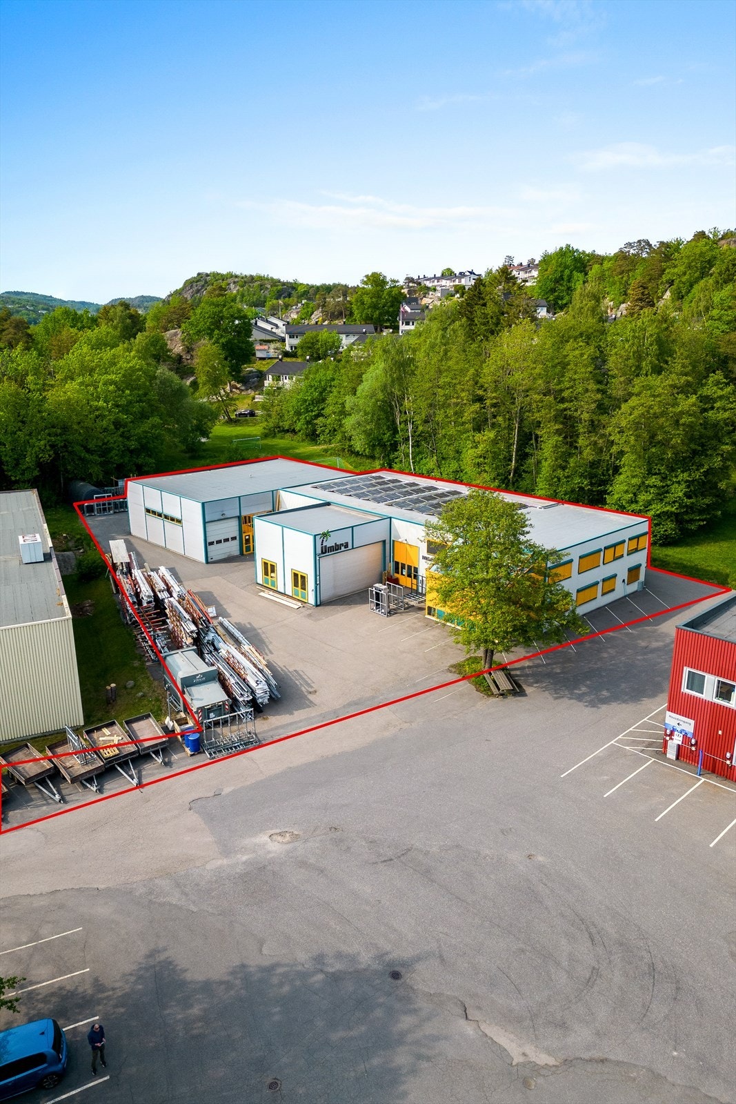 Rød strek viser ca. tomtegrense Galleribilde