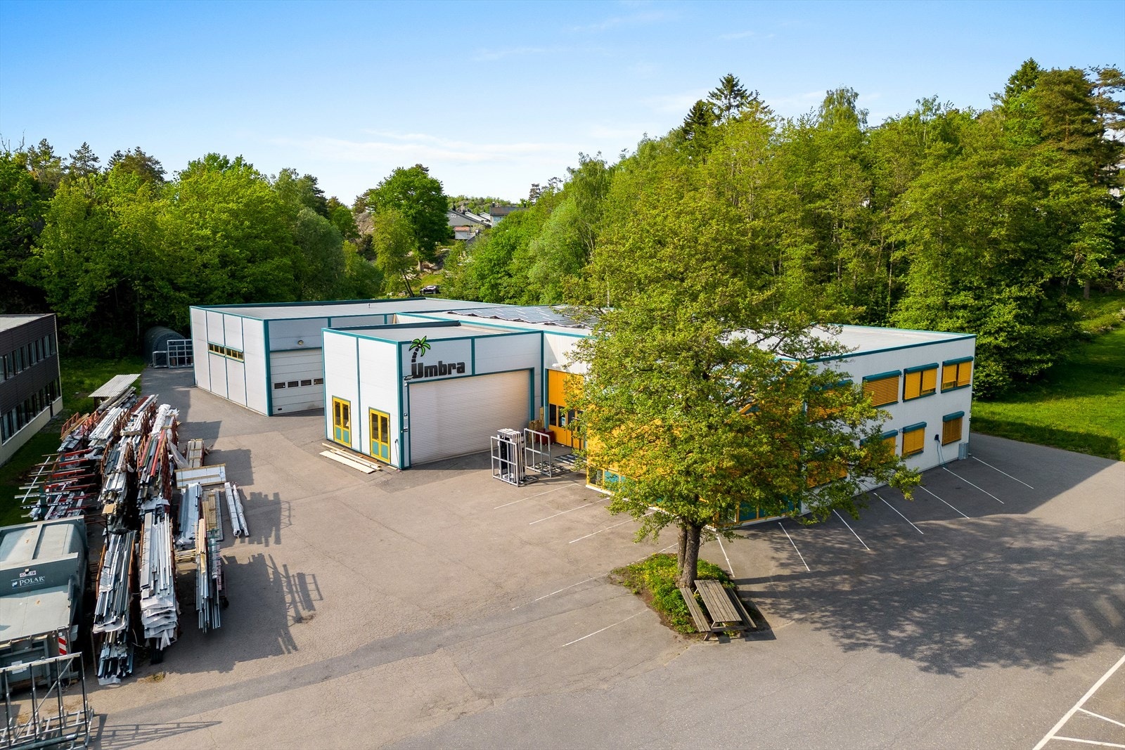 Tomten er opparbeidet og asfaltert Galleribilde