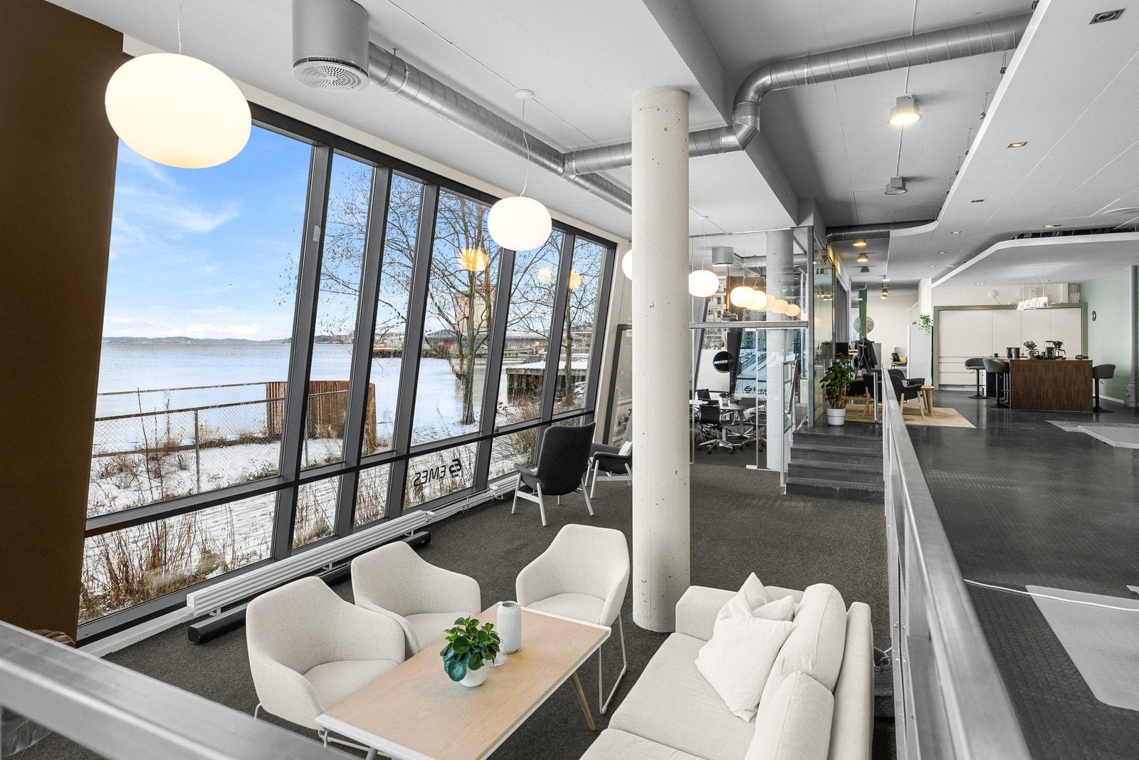 Luftige og moderne kontorlokaler med store vindusflater og god atmosfære Galleribilde