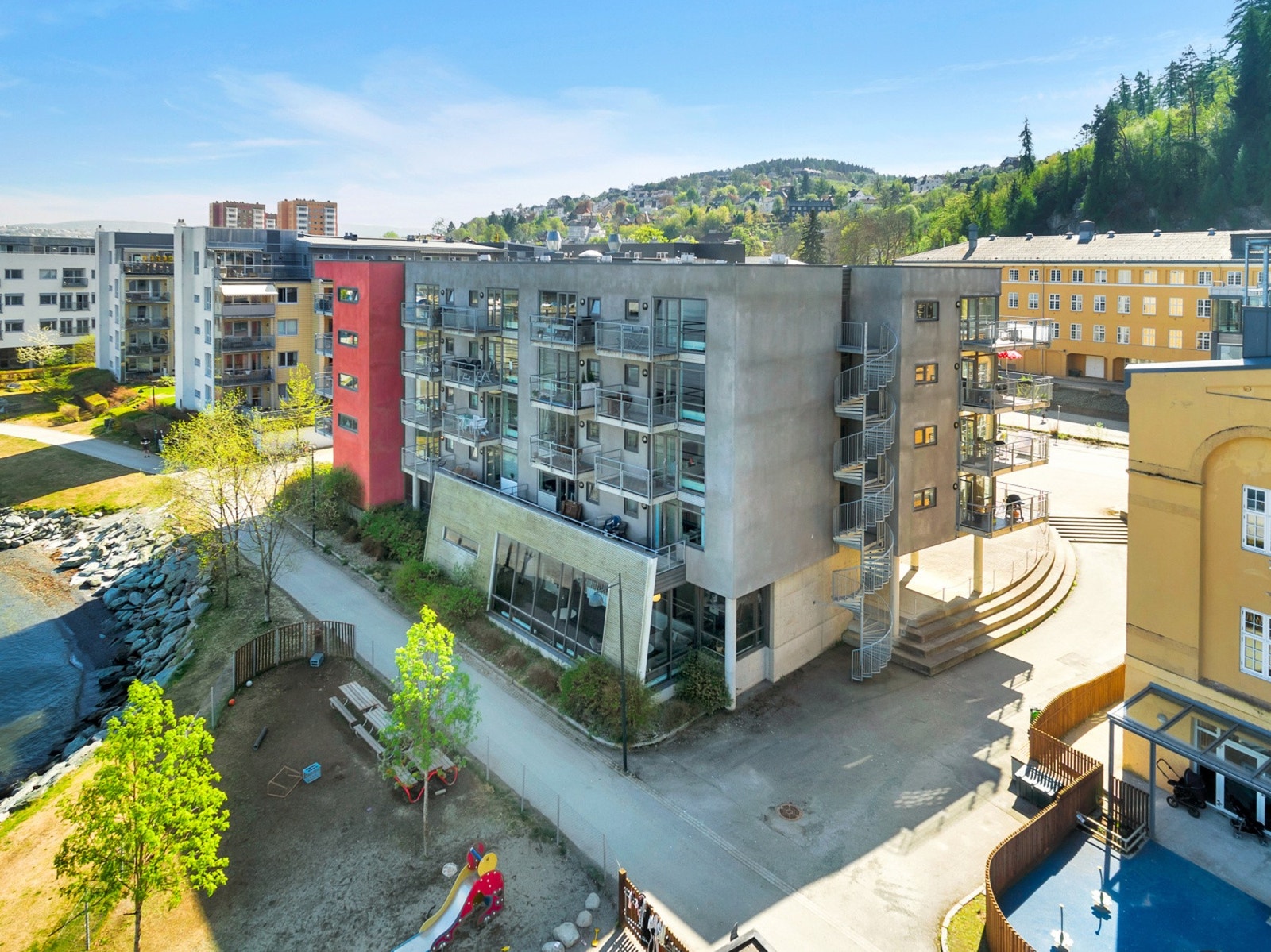 Pent opparbeidede uteområder på og omkring eiendommen. Galleribilde