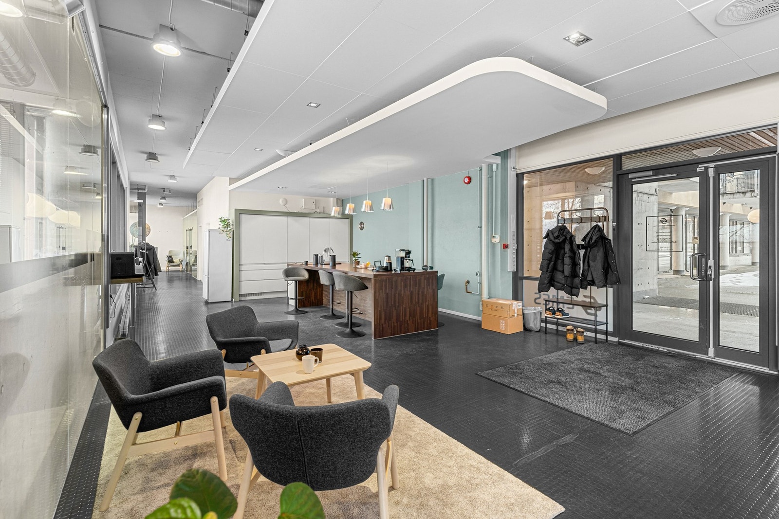 Inngangsparti med sosial sone og kjøkkenfasiliteter Galleribilde