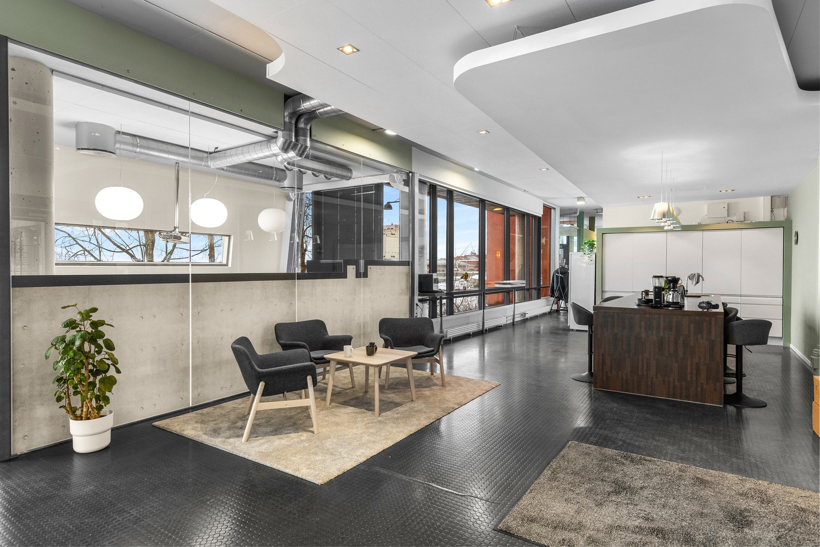 Inngagsparti med sosial sone og kjøkkenfasiliteter Galleribilde