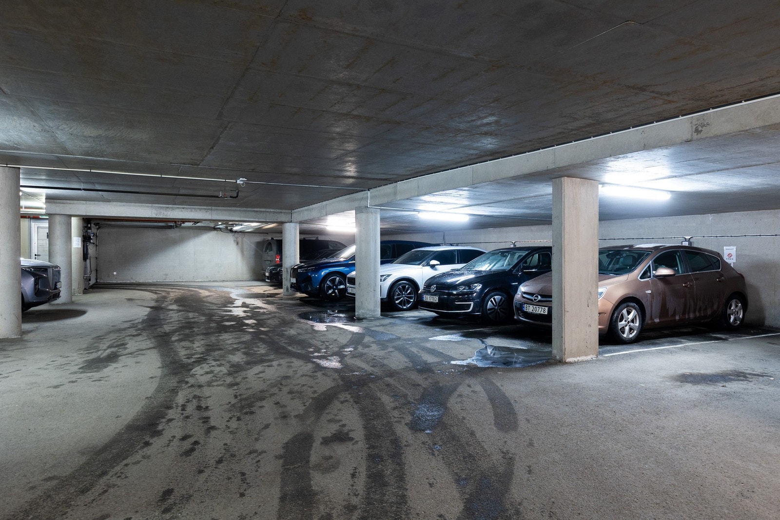 7 parkeringsplasser for leie i eiendommens parkeringskjeller Galleribilde