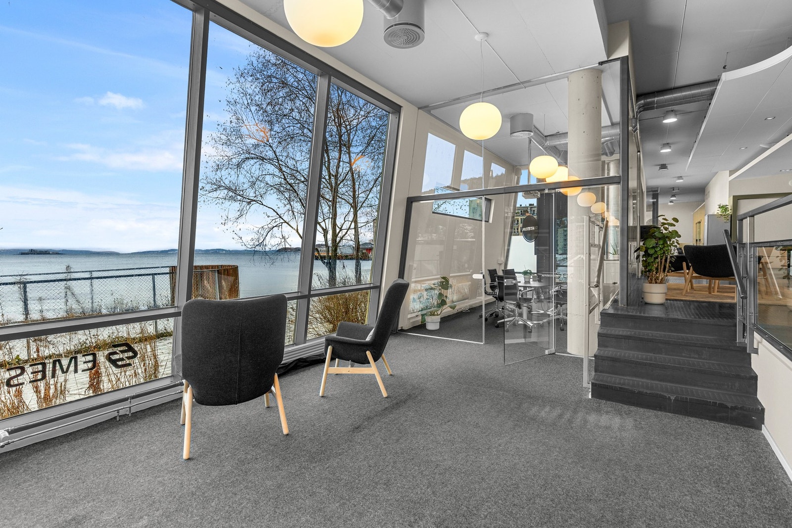 Sosial sone og møterom med god takhøyde Galleribilde