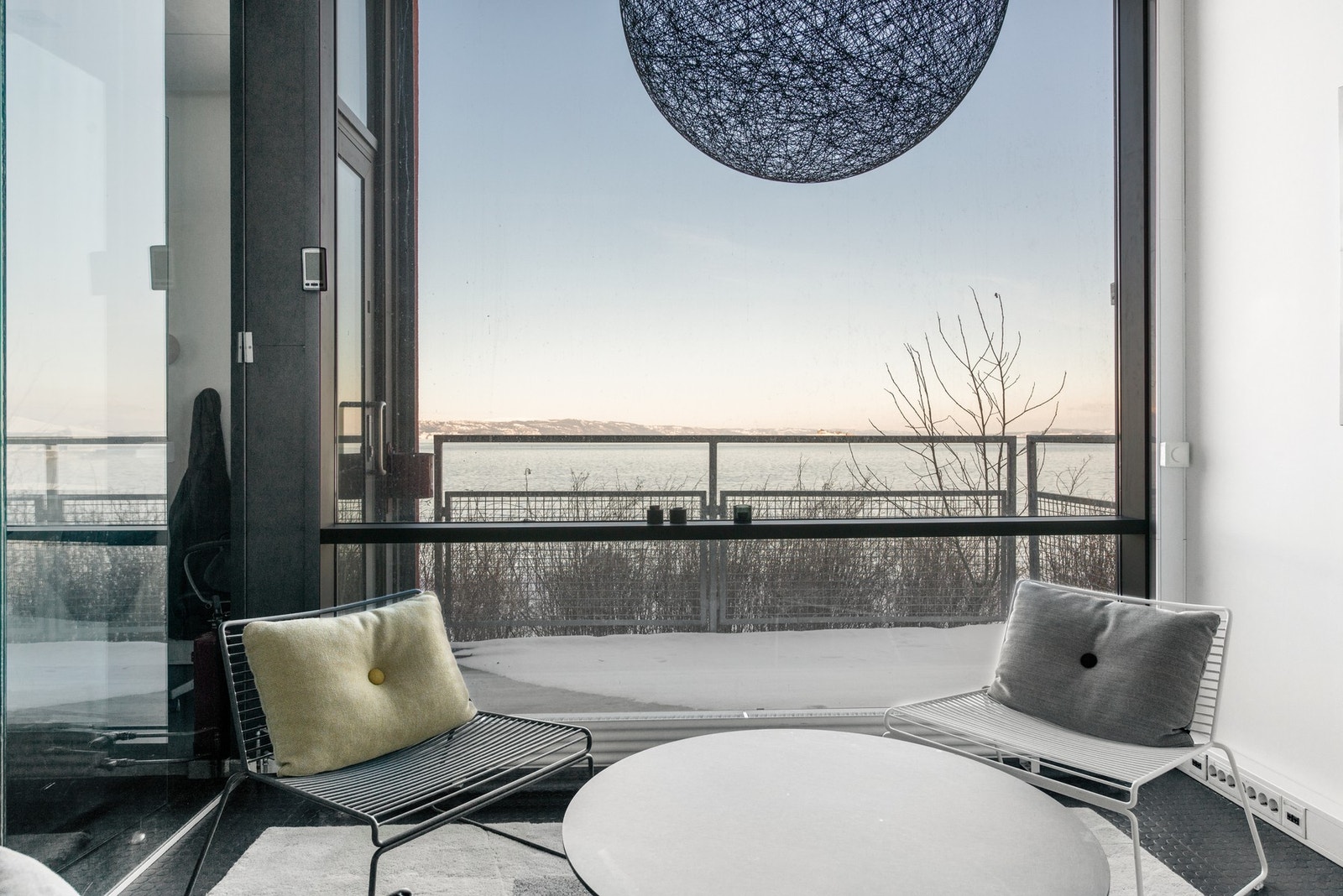 Tilbaketrukket sosial sone med balkong utenfor. Galleribilde