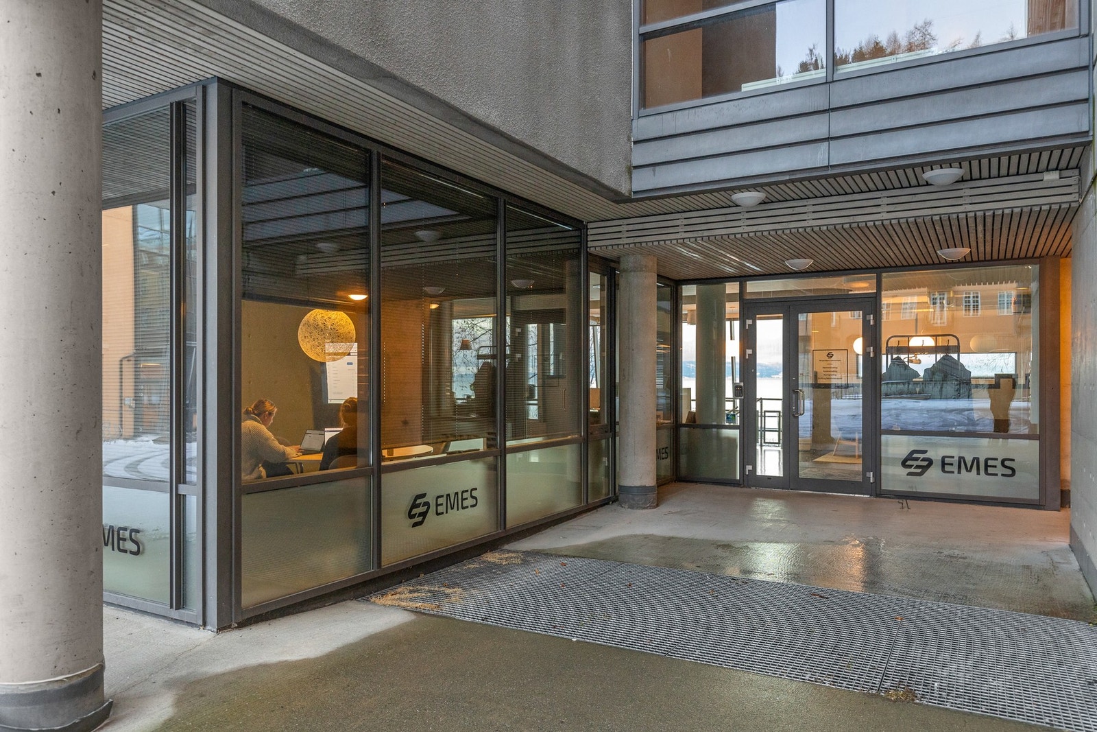 Praktisk beliggenhet i 1. etasje med direkte inngang fra gateplan. Mulighet for profilering Galleribilde