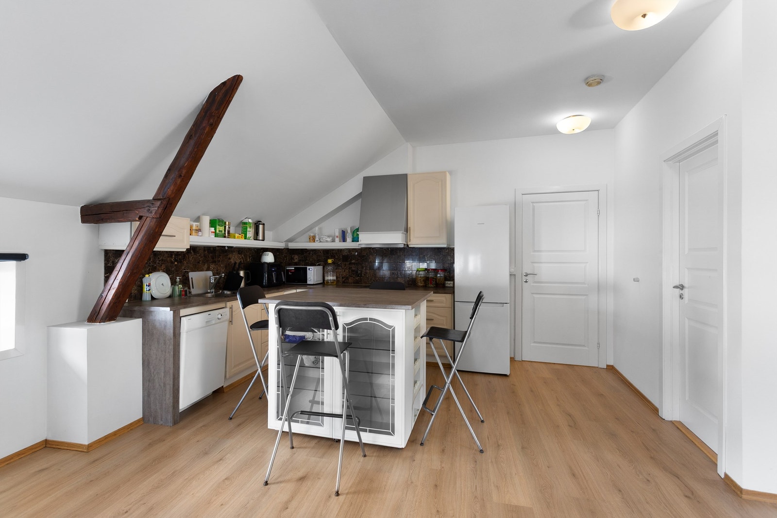 Flislagt felt på vegg over benkeplater av laminat (2014) Galleribilde