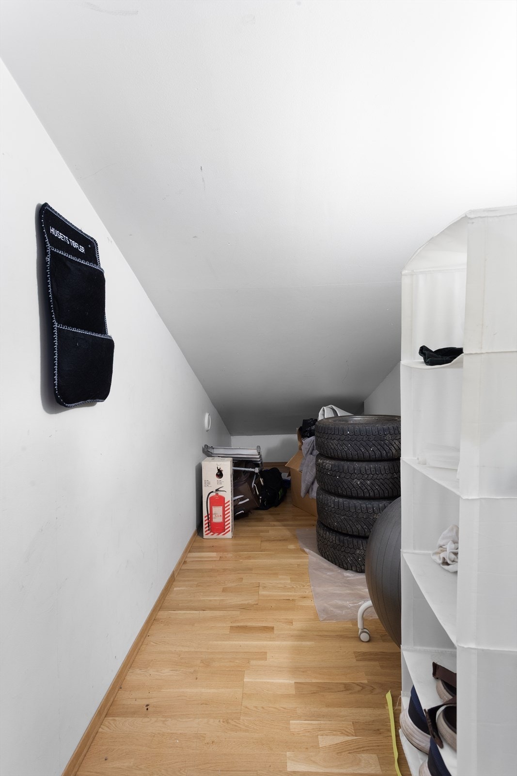 Sikringsskap med automatsikringer plassert i boden Galleribilde