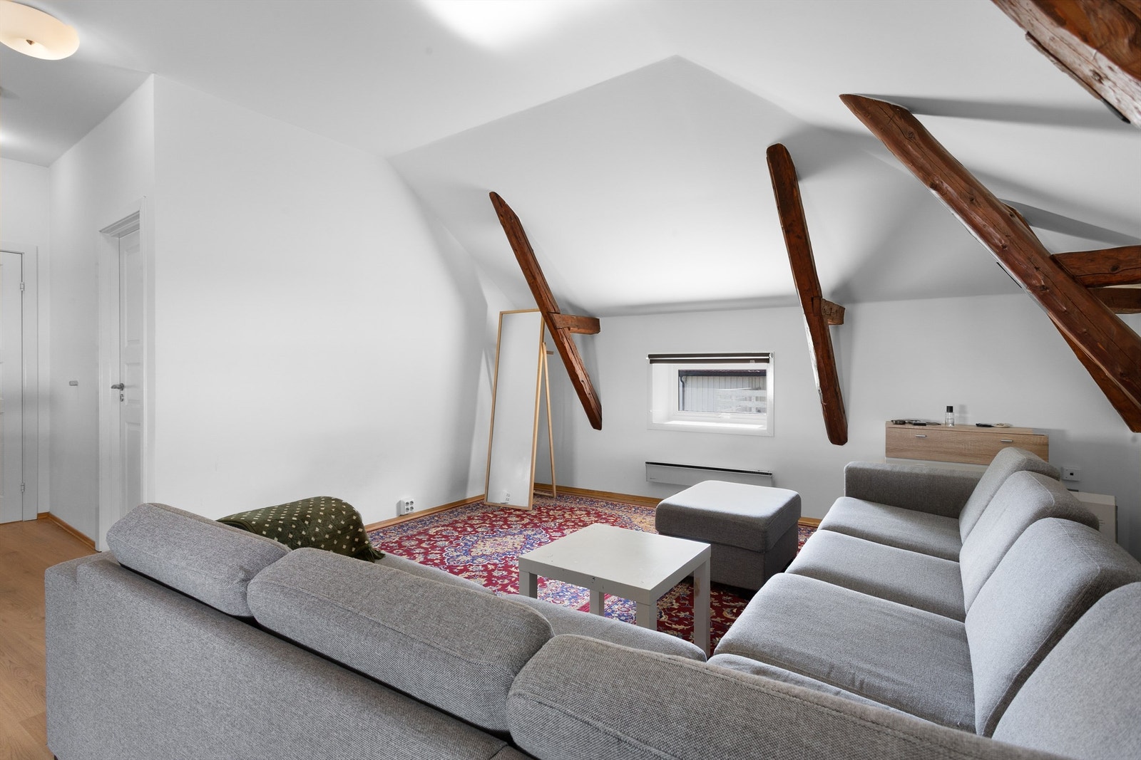 Leiligheten i loftetasjen består av stue, kjøkken, gang, bad, 3 soverom, bod og entré Galleribilde