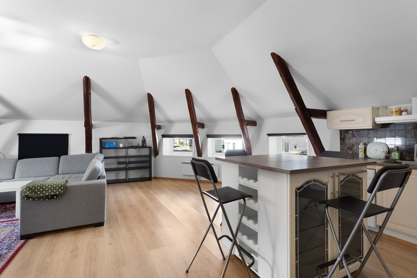 Laminat på gulv, malte vegger og malt himling med synlige knebukker Galleribilde