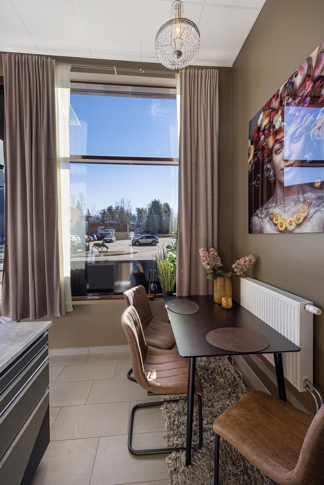 Fin plass til et lite spisebord. Galleribilde