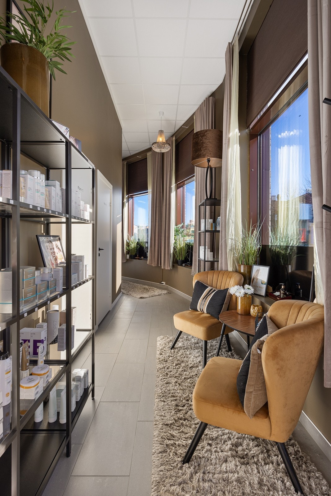 Det er etablert resepsjon og to behandlingsrom i moderne stil i lokalet. Galleribilde