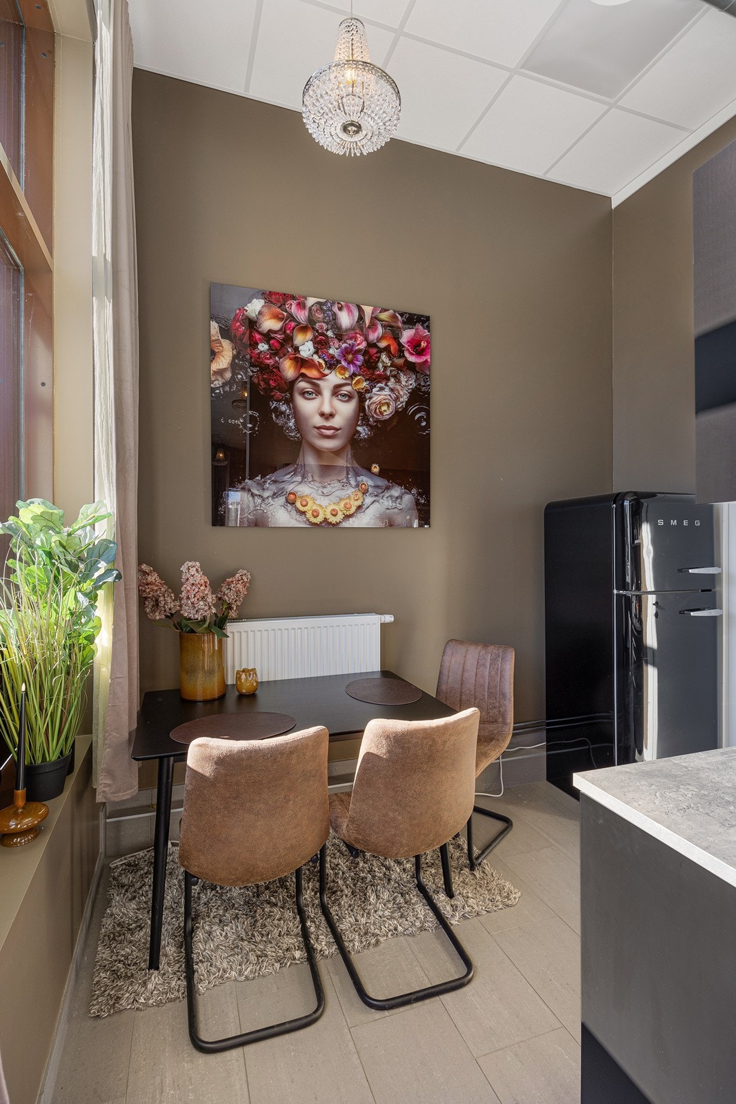 Kjøkkenet i seksjon er i samme gjennomførte stil. Galleribilde