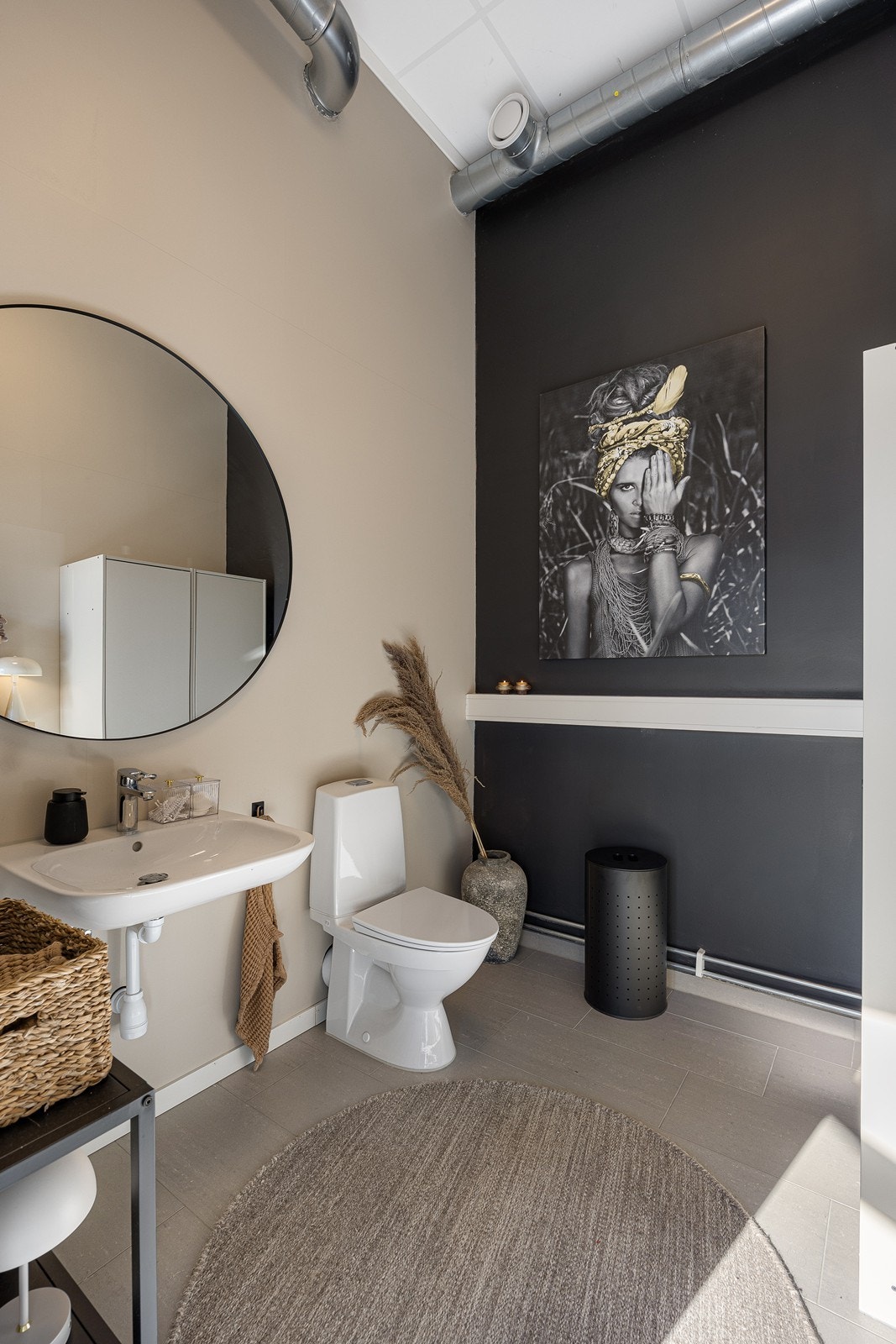 Toalettrommet er utstyrt med wc og servant. Galleribilde