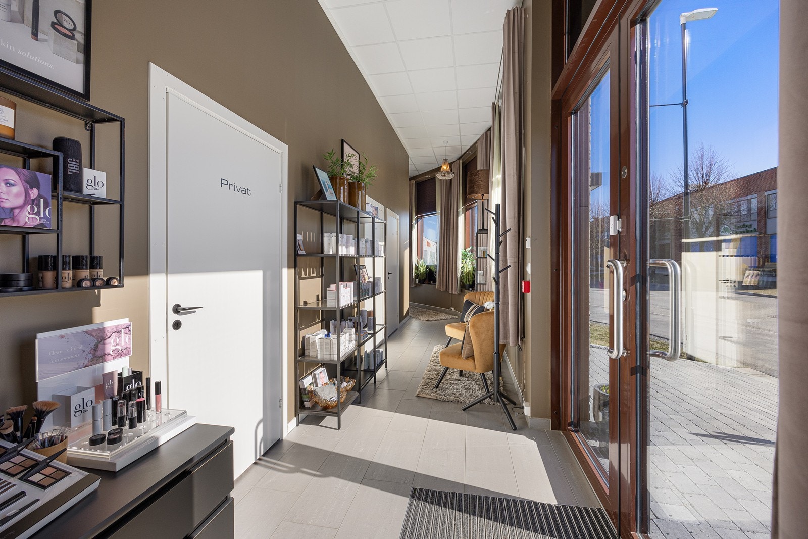 Lokalet er i dag utleid for 305 000 kroner per år, til skjønnhetssalongen HANNES CLINIC; fot, hud og velvære. Galleribilde