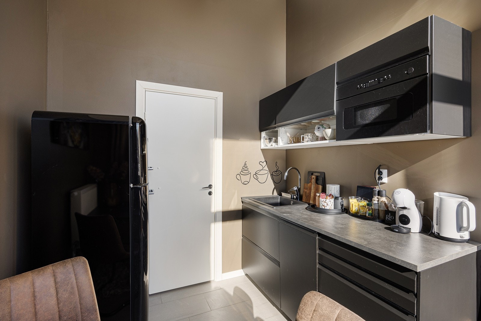 Det er stilren og enkel kjøkkeninnredning montert. Galleribilde