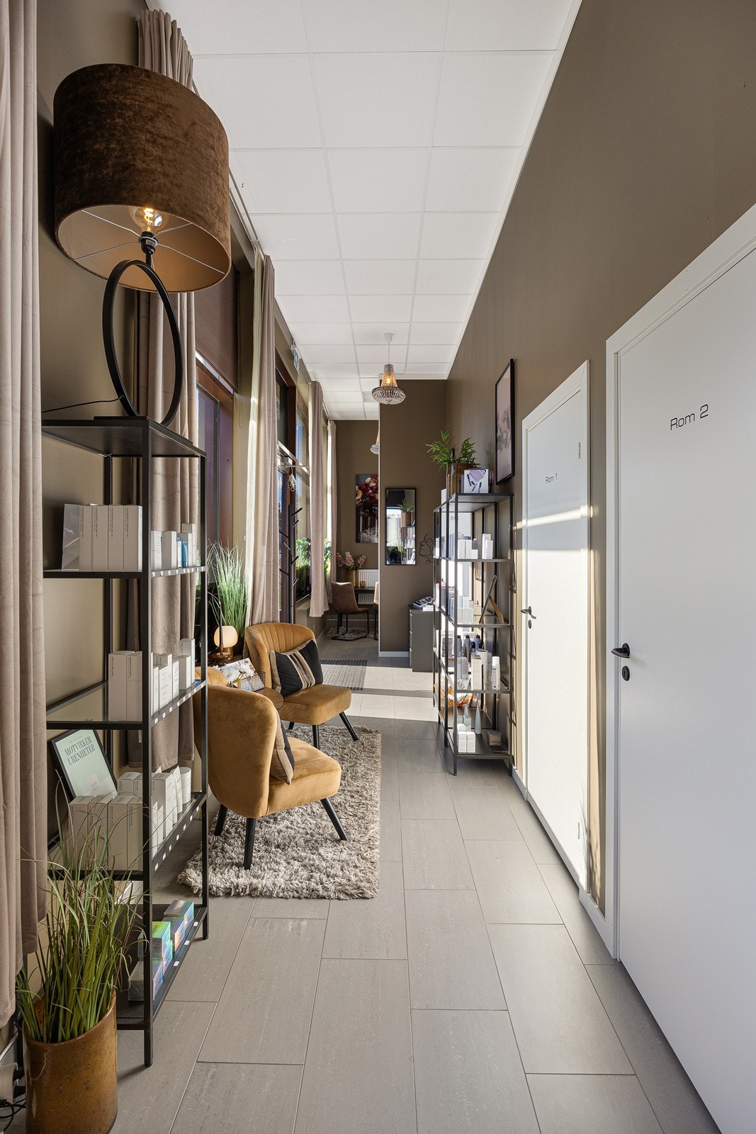 Lokalet oppvarmes via radiatorer knyttet til fjernvarme. Galleribilde